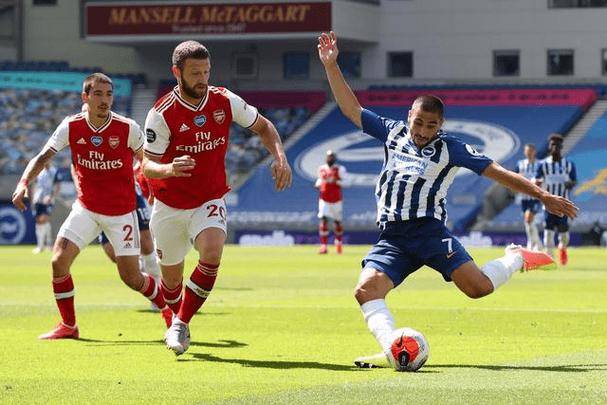 职业联赛中球员的突破运球技术较量