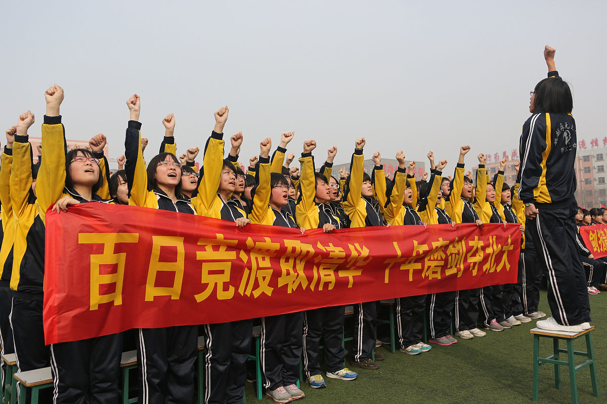 队员们在比赛中克服困难，终获胜利