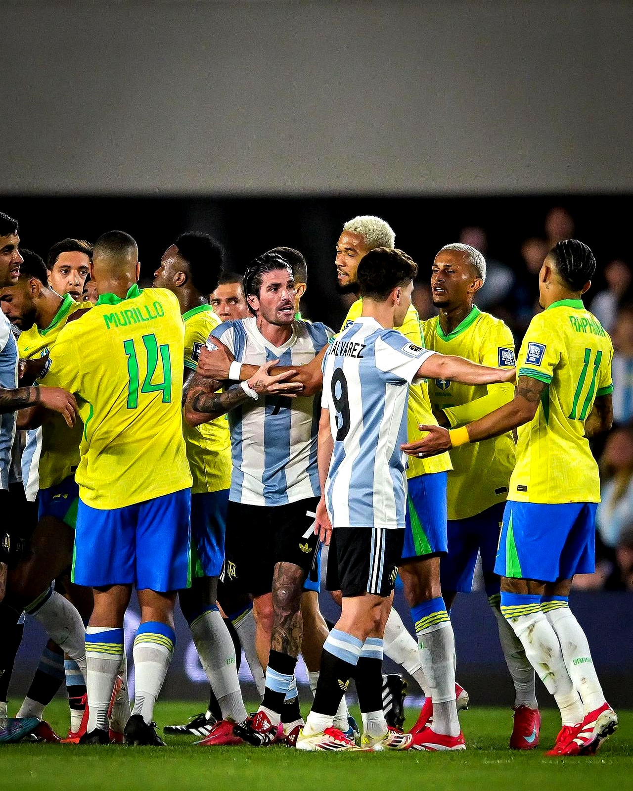 包含突发：巴西队在锦标赛遭遇重大挫折！的词条