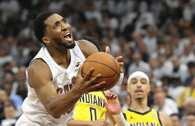 米切尔三巨头联手，助攻爆棚得分突破，引发争议冲击季后赛！