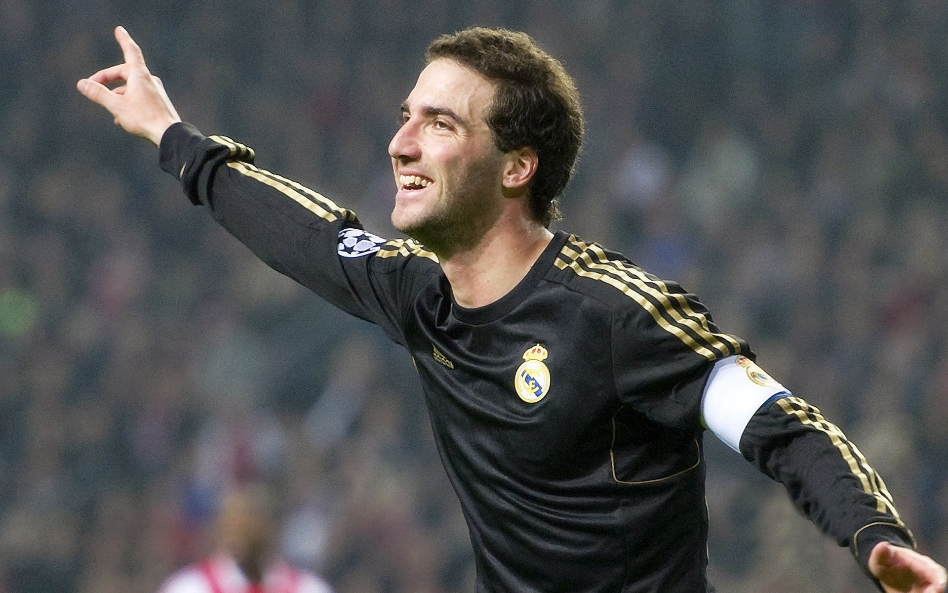 领先优势明显引发热议！，Uzi在掘金比赛中重要助攻赢得满堂喝彩